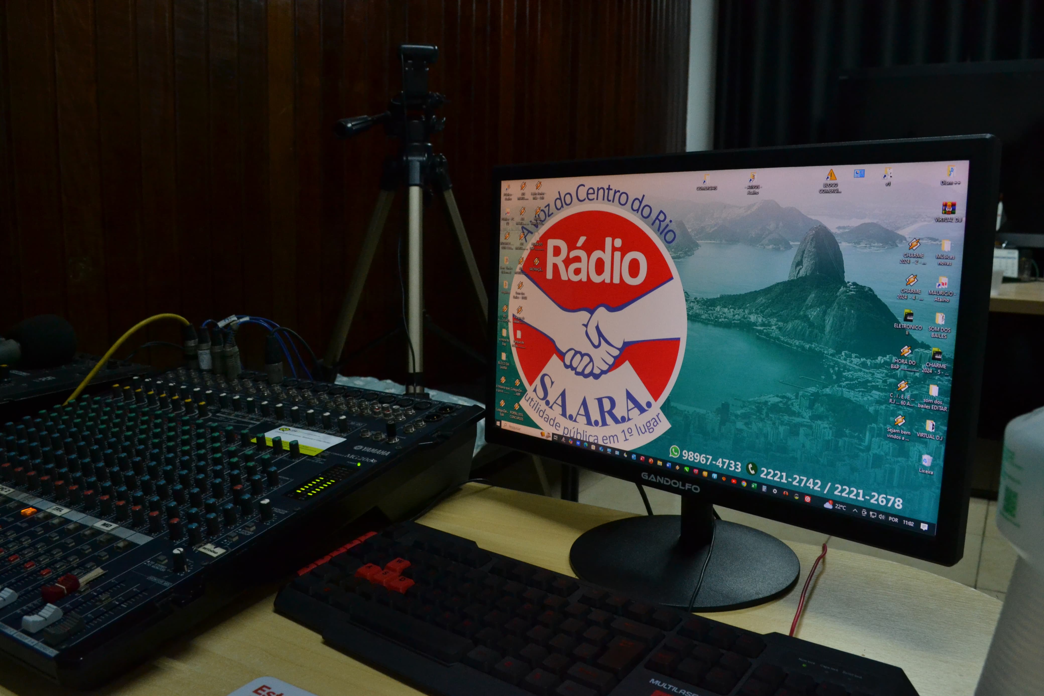 Equipamentos presentes no estúdio da Rádio.